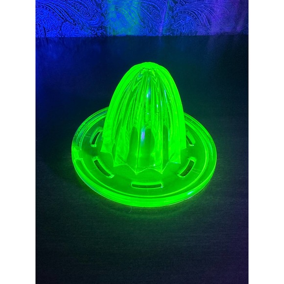 Vintage uranium glass reamer/juicer by u.s. glass co - Picture 5 of 10